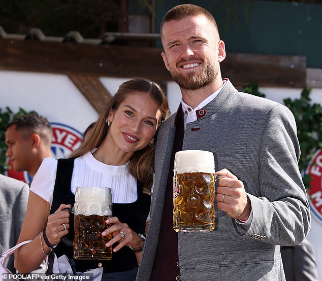 Harry Kane tỏa sáng ở lễ hội Oktoberfest sau khi xô đổ loạt kỷ lục Bundesliga - Ảnh 6.