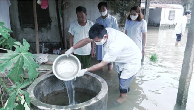 Cách làm sạch nước để ăn, uống sau bão, lụt - Ảnh 2.