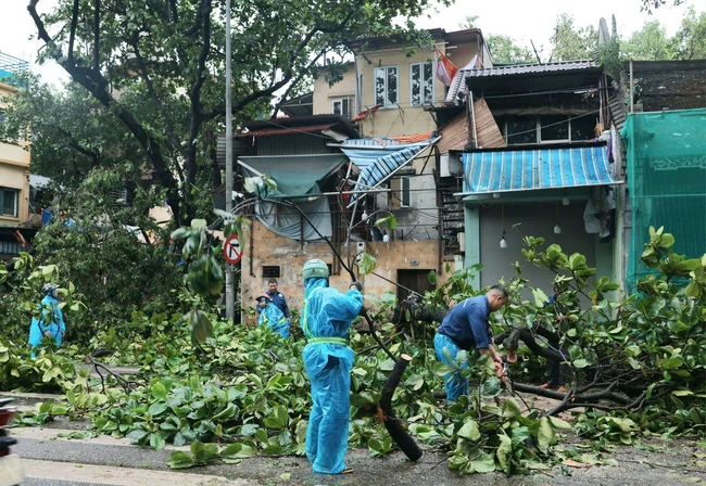 Hà Nội huy động hơn 100 công nhân môi trường dọn dẹp vệ sinh các tuyến phố nội đô - Ảnh 16.