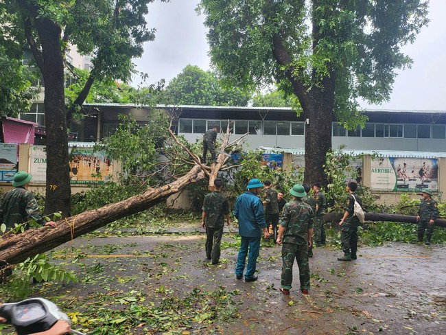 Hà Nội huy động hơn 100 công nhân môi trường dọn dẹp vệ sinh các tuyến phố nội đô - Ảnh 20.