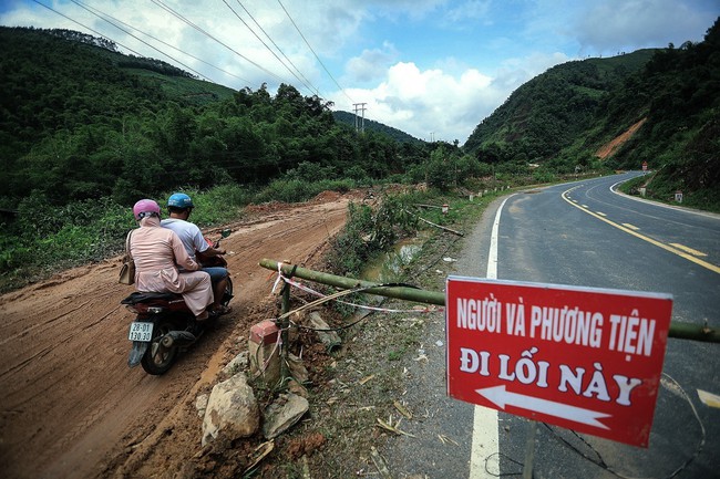 Sạt lở nghiêm trọng tại nhiều vị trí trên tuyến đường tỉnh 433 tại Hòa Bình - Ảnh 7.